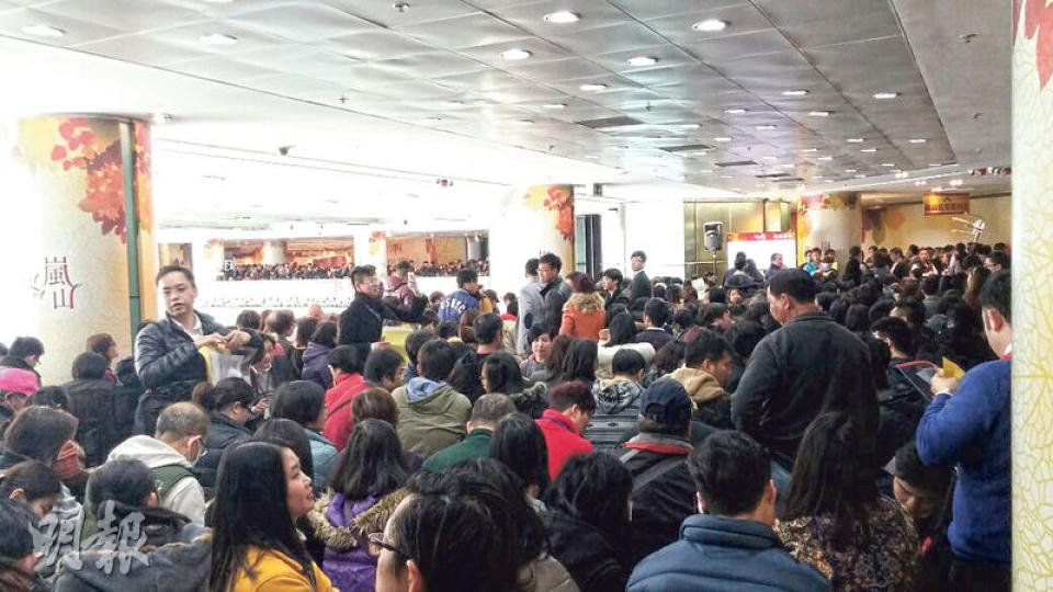長實大埔嵐山I、II期昨合共開售25伙開放式戶，平均31人爭購一伙，結果開售3小時內極速沽清。（劉詠怡攝）