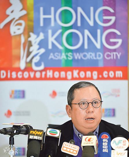 繼去年的零售貨值下跌後,過夜旅客消費亦下跌,旅發局主席林建岳認為,本港旅遊業響起「警號」。(葉家豪攝)(明報製圖) 繼去年的零售貨值下跌後,過夜旅客消費亦下跌,旅發局主席林建岳認為,本港旅遊業響起「警號」。(葉家豪攝)(明報製圖)