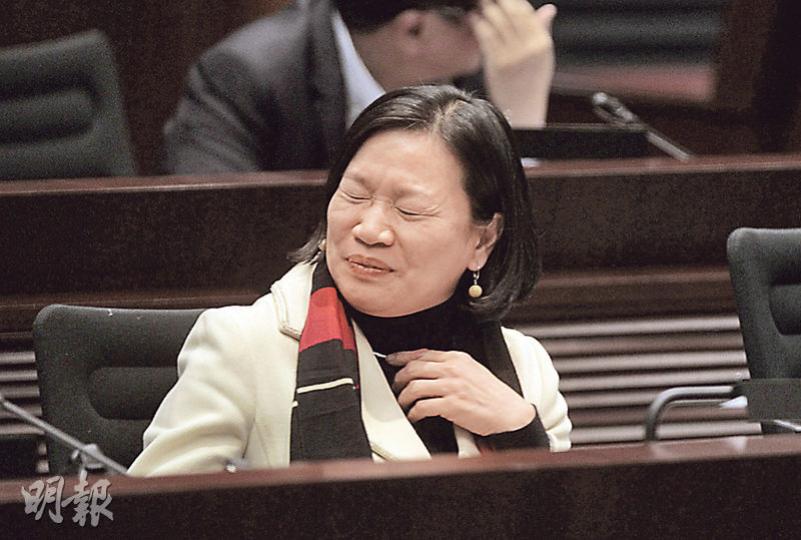 立法會資訊科技及廣播事務委員會開會講亞視,長毛講到激氣時鬧梁美芬,話「我本來都唔想同你『對嘴』……」,梁美芬(圖)聽到長毛「對嘴」一詞都忍唔住笑咗。(李澤彤攝) 立法會資訊科技及廣播事務委員會開會講亞視,長毛講到激氣時鬧梁美芬,話「我本來都唔想同你『對嘴』……」,梁美芬(圖)聽到長毛「對嘴」一詞都忍唔住笑咗。(李澤彤攝)