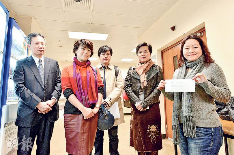 公開批評中樂團行政問題嘅二胡首席辛小紅(右二)、中胡首席劉揚(中)同高胡首席辛小玲(左二)噚日帶埋律師(左一),同中樂團理事會主席徐尉玲見面,但中樂團話呢個係內部會議,唔畀律師入去,結果個會開唔到。佢哋畀咗封聲明理事會,由中樂團職員(右一)收下。(黃志東攝) 公開批評中樂團行政問題嘅二胡首席辛小紅(右二)、中胡首席劉揚(中)同高胡首席辛小玲(左二)噚日帶埋律師(左一),同中樂團理事會主席徐尉玲見面,但中樂團話呢個係內部會議,唔畀律師入去,結果個會開唔到。佢哋畀咗封聲明理事會,由中樂團職員(右一)收下。(黃志東攝)