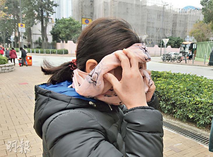 女水貨客黎基良(圖)聲稱不諳英文及不看新聞,不知已違法,被主任裁判官吳蕙芳直斥「講大話」。(張梓鈴攝) 女水貨客黎基良(圖)聲稱不諳英文及不看新聞,不知已違法,被主任裁判官吳蕙芳直斥「講大話」。(張梓鈴攝)
