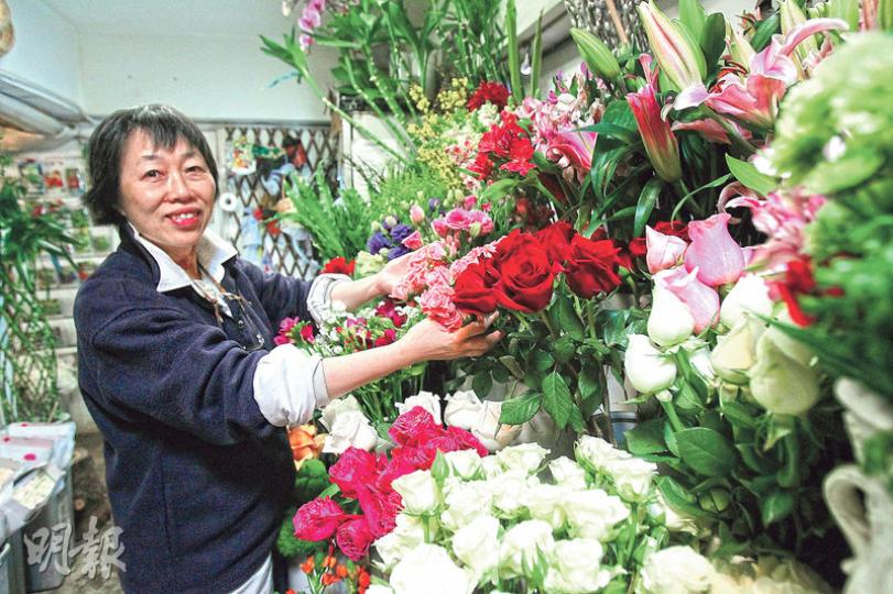 在中環經營花店數十年的「愛花屋」負責人潘女士(圖)說,雖然今年為「周末情人節」,但其花店不少熟客多年的送花習慣不會因而改變,生意未見大影響。(林俊源攝) 在中環經營花店數十年的「愛花屋」負責人潘女士(圖)說,雖然今年為「周末情人節」,但其花店不少熟客多年的送花習慣不會因而改變,生意未見大影響。(林俊源攝)
