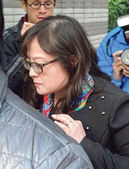 幼稚園校長李凌秀(圖)被指收取頸巾和外套,向一名男童提供多重優待,包括加快調班、個人生日會及貼身教學服務,涉收賄受審。(何偉畧攝)維多利亞幼稚園創辦人丁毓珠(圖)表示,並無申報收取禮物的機制,教職員可自行判斷禮物有否牽涉貪污,以決定是否收取。(何偉畧攝) 幼稚園校長李凌秀(圖)被指收取頸巾和外套,向一名男童提供多重優待,包括加快調班、個人生日會及貼身教學服務,涉收賄受審。(何偉畧攝)維多利亞幼稚園創辦人丁毓珠(圖)表示,並無申報收取禮物的機制,教職員可自行判斷禮物有否牽涉貪污,以決定是否收取。(何偉畧攝)