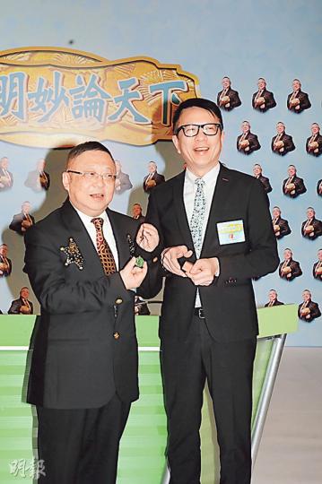 李居明農曆生日,葉家寶送上玉佩祝賀。(攝影/記者:陳釗) 李居明農曆生日,葉家寶送上玉佩祝賀。(攝影/記者:陳釗)