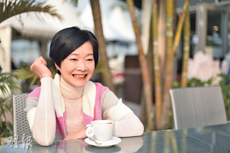 譚玉瑛是本地兒童節目的icon,她認為以往節目的內容較深入民心,如她主演的「Auntie烏卒卒」及「愛生事家庭」中的古怪媽媽,都是現今不少父母的童年回憶。(陳淑安攝) 譚玉瑛是本地兒童節目的icon,她認為以往節目的內容較深入民心,如她主演的「Auntie烏卒卒」及「愛生事家庭」中的古怪媽媽,都是現今不少父母的童年回憶。(陳淑安攝)