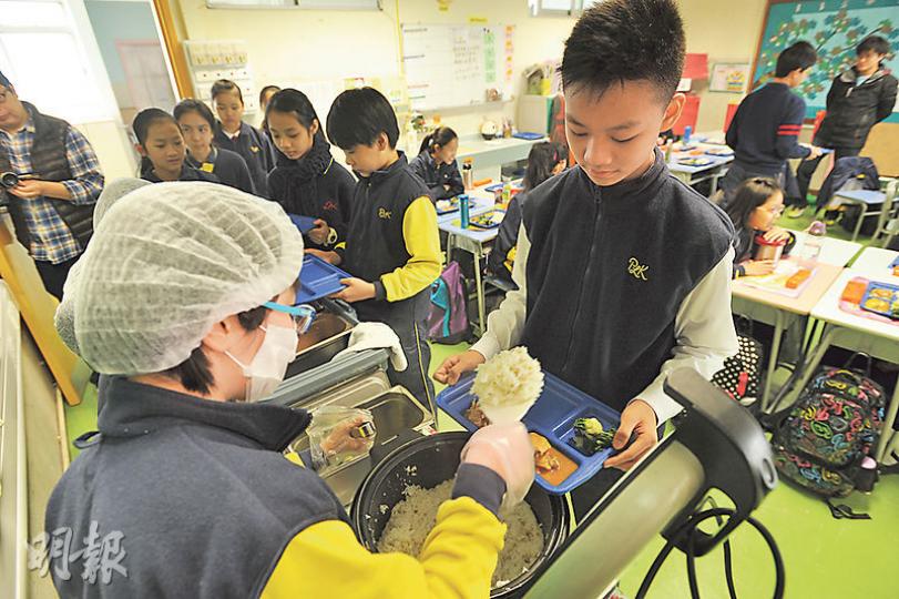 學校推行一人一職,包括分飯員、科長、風紀,讓學生服務學校,培養責任心,同時肯定自己的能力。(胡景禧攝)資優藝術課程學生的作品。(胡景禧攝)學生活潑開朗,面對鏡頭特別興奮。(胡景禧攝)江芷穎(左起)、朱素澄、黃穎嵐、黃俊程。(胡景禧攝)區太、兒子(胡景禧攝) 學校推行一人一職,包括分飯員、科長、風紀,讓學生服務學校,培養責任心,同時肯定自己的能力。(胡景禧攝)資優藝術課程學生的作品。(胡景禧攝)學生活潑開朗,面對鏡頭特別興奮。(胡景禧攝)江芷穎(左起)、朱素澄、黃穎嵐、黃俊程。(胡景禧攝)區太、兒子(胡景禧攝)