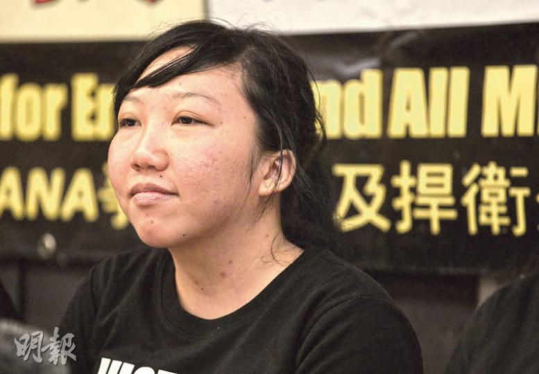 現時在印尼當地讀大學的Erwiana,上月底到香港中文大學的天人合一及未圓湖遊覽。她讚賞中大校舍美麗及寬敞,但她說讀書的地點不重要,重點是個人思想的發展。(鄧宗弘攝)羅允彤的女兒Kelly Tsui昨到庭親自聽取裁決,得悉母親被裁定有罪後,她在犯人欄外哭着叫母親要「堅強啲」。(林俊源攝)初期曾出庭、讓控方證人Erwiana認人,羅允彤丈夫一直沒有露面。他昨與子女一同到區域法院聽取裁決,之後與子女「前後腳」離開法院。(章淑廉攝)多個外傭團體昨於法庭作出裁決後召開聯合記者會,要求僱主結束虐待外傭的情 現時在印尼當地讀大學的Erwiana,上月底到香港中文大學的天人合一及未圓湖遊覽。她讚賞中大校舍美麗及寬敞,但她說讀書的地點不重要,重點是個人思想的發展。(鄧宗弘攝)羅允彤的女兒Kelly Tsui昨到庭親自聽取裁決,得悉母親被裁定有罪後,她在犯人欄外哭着叫母親要「堅強啲」。(林俊源攝)初期曾出庭、讓控方證人Erwiana認人,羅允彤丈夫一直沒有露面。他昨與子女一同到區域法院聽取裁決,之後與子女「前後腳」離開法院。(章淑廉攝)多個外傭團體昨於法庭作出裁決後召開聯合記者會,要求僱主結束虐待外傭的情