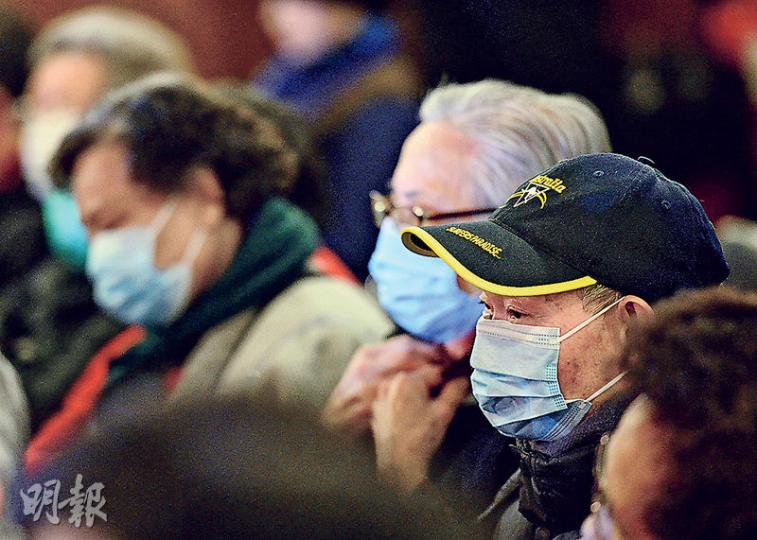 H3N2肆虐下,九成死者是長者,更已有5名過百歲人瑞因此死亡。昨日伊利沙伯醫院急症室,有不少長者等候看病,不少人戴上口罩。(劉焌陶攝)(明報製圖)(明報製圖) H3N2肆虐下,九成死者是長者,更已有5名過百歲人瑞因此死亡。昨日伊利沙伯醫院急症室,有不少長者等候看病,不少人戴上口罩。(劉焌陶攝)(明報製圖)(明報製圖)