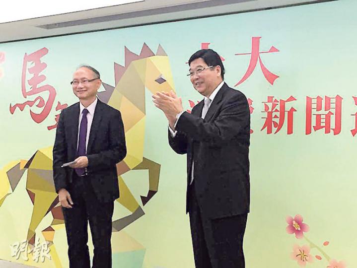 消委會同多個傳媒機構合辦馬年消費新聞投票,消委會主席黃玉山(右)話今年排頭兩位都係食物安全新聞,希望政府可以檢討相關條例等市民安心。左為副廣播處長戴健文。(邱雅錡攝) 消委會同多個傳媒機構合辦馬年消費新聞投票,消委會主席黃玉山(右)話今年排頭兩位都係食物安全新聞,希望政府可以檢討相關條例等市民安心。左為副廣播處長戴健文。(邱雅錡攝)