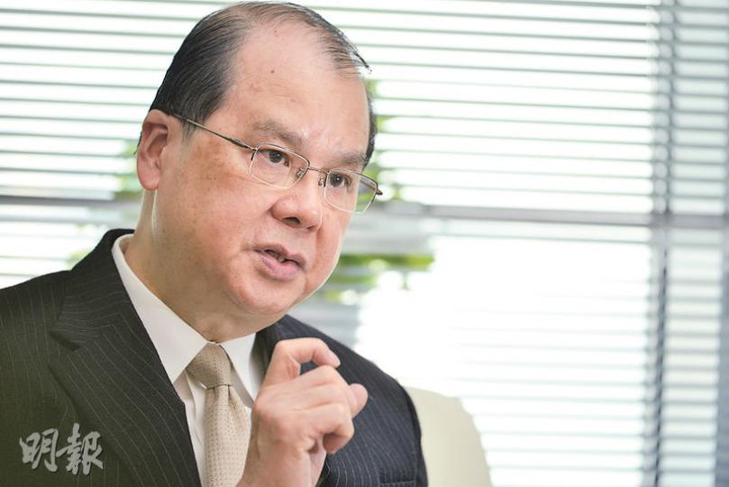 勞工及福利局長張建宗在接受訪問時指出,港府正研究與意大利、波蘭等地簽訂計劃的可行性。(黃志東攝) 勞工及福利局長張建宗在接受訪問時指出,港府正研究與意大利、波蘭等地簽訂計劃的可行性。(黃志東攝)
