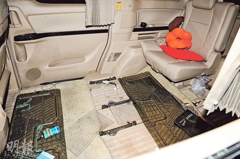 七人車遭「拆骨式」盜竊,車廂中排兩張座椅被拆走。(蔡方山攝)涉事七人車停泊在藍田茜發道路邊,警方事後到場調查,相信竊賊打爆車窗潛入再「拆件」偷竊。(蔡方山攝) 七人車遭「拆骨式」盜竊,車廂中排兩張座椅被拆走。(蔡方山攝)涉事七人車停泊在藍田茜發道路邊,警方事後到場調查,相信竊賊打爆車窗潛入再「拆件」偷竊。(蔡方山攝)