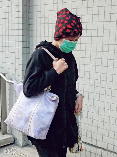 前教師李燕玲(圖)說收到名牌銀包後,直言自己從未用過如此貴重的銀包,認為不適宜收下禮物。她向家長汪穎表明不能收取逾200元的禮物,堅決還給對方。(何偉畧攝) 前教師李燕玲(圖)說收到名牌銀包後,直言自己從未用過如此貴重的銀包,認為不適宜收下禮物。她向家長汪穎表明不能收取逾200元的禮物,堅決還給對方。(何偉畧攝)