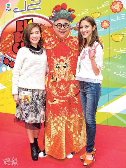 蔣家旻(左)與陳凱琳(右)沾財神Bob的旺氣。(攝影/記者﹕鍾一虹) 蔣家旻(左)與陳凱琳(右)沾財神Bob的旺氣。(攝影/記者﹕鍾一虹)