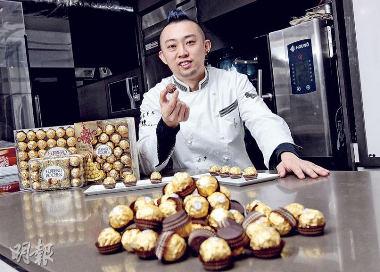 朱古力專家古嘉俊試食記者購自港深兩地的7款「金莎」後,指內地兩款的味道較差,他一吃即吐出,形容「無朱古力味,陣味好膠好化學」。(李澤彤攝) 朱古力專家古嘉俊試食記者購自港深兩地的7款「金莎」後,指內地兩款的味道較差,他一吃即吐出,形容「無朱古力味,陣味好膠好化學」。(李澤彤攝)