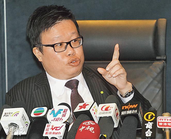 德勤中國華南區主管合伙人黎嘉恩(圖)昨首度公開透露有3人入標購亞視股權,但亞視投資者兼最大債權人王征不滿意3人出價,未能達成交易。黎希望股東保持理性,又透露曾勸王征讓步,惟未能成事。(李紹昌攝)亞視執行董事葉家寶(圖)提出「一人一股救亞視」,呼籲市民購入亞視大股東黃炳均的股份,短期內集資解決危機,至「白武士」入主後才回購股份。律師兼立法會議員涂謹申指可能涉集體投資,須經證監會批准,否則違法。(李澤彤攝) 德勤中國華南區主管合伙人黎嘉恩(圖)昨首度公開透露有3人入標購亞視股權,但亞視投資者兼最大債權人王征不滿意3人出價,未能達成交易。黎希望股東保持理性,又透露曾勸王征讓步,惟未能成事。(李紹昌攝)亞視執行董事葉家寶(圖)提出「一人一股救亞視」,呼籲市民購入亞視大股東黃炳均的股份,短期內集資解決危機,至「白武士」入主後才回購股份。律師兼立法會議員涂謹申指可能涉集體投資,須經證監會批准,否則違法。(李澤彤攝)