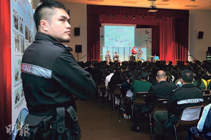 25年前因干犯謀殺罪而判囚終身的阿達(化名,台上右一)未有在獄中白白度過日子,除了完成碩士課程,更由零開始學習音樂,又在話劇中擔當主角,並向昨日到赤柱監獄探訪的學生分享經歷,提醒他們珍惜生命,勿以身試法。(林俊源攝) 25年前因干犯謀殺罪而判囚終身的阿達(化名,台上右一)未有在獄中白白度過日子,除了完成碩士課程,更由零開始學習音樂,又在話劇中擔當主角,並向昨日到赤柱監獄探訪的學生分享經歷,提醒他們珍惜生命,勿以身試法。(林俊源攝)