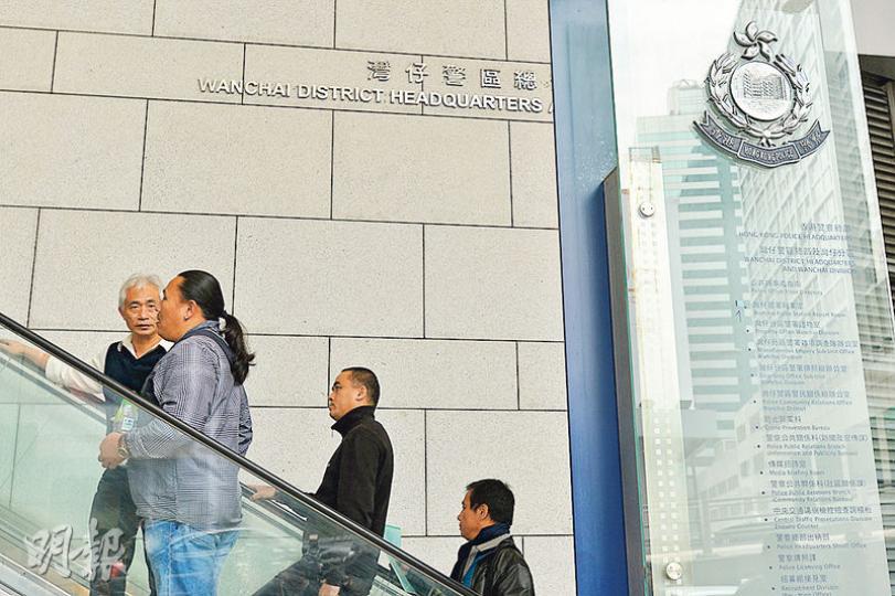 針對早前比特幣投資平台MyCoin懷疑突停止營運一事，街工梁耀忠（左一）和民主黨涂謹申昨陪同一班事主到商罪科報案。商罪科至昨日共接獲43人報案。（黃志東攝）