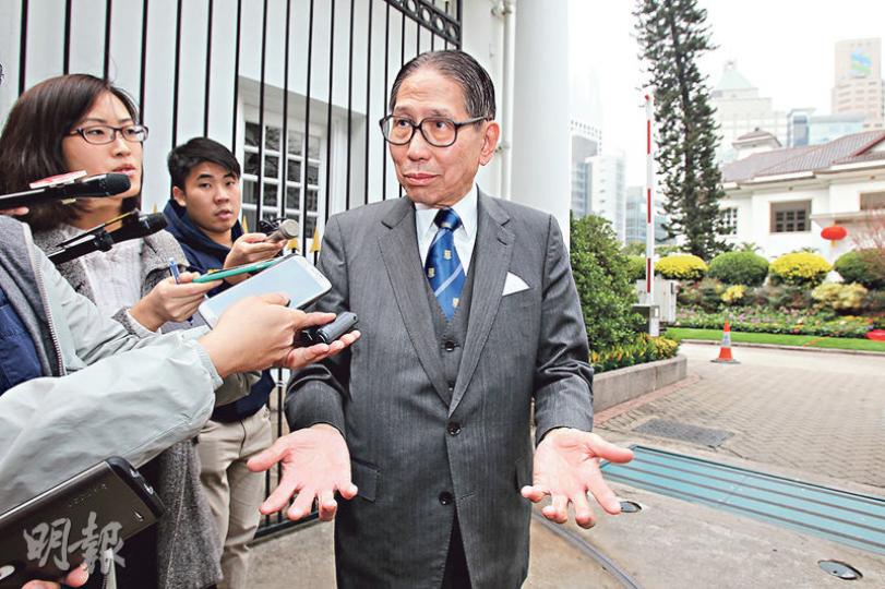 港大校委會主席梁智鴻(圖)表示,特首梁振英在午宴期間沒提及遴選副校長、港大前法律學院院長陳文敏及《學苑》等議題。(林俊源攝)特首梁振英昨宴請港大校委會成員後乘車離開,並沒有下車回應記者提問。(林俊源攝) 港大校委會主席梁智鴻(圖)表示,特首梁振英在午宴期間沒提及遴選副校長、港大前法律學院院長陳文敏及《學苑》等議題。(林俊源攝)特首梁振英昨宴請港大校委會成員後乘車離開,並沒有下車回應記者提問。(林俊源攝)