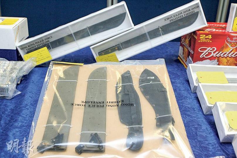 警方搗破活躍於上水及元朗區的黑幫,行動中拘捕106人,並檢獲軍刀及水喉通等武器。(伍浦鋒攝) 警方搗破活躍於上水及元朗區的黑幫,行動中拘捕106人,並檢獲軍刀及水喉通等武器。(伍浦鋒攝)