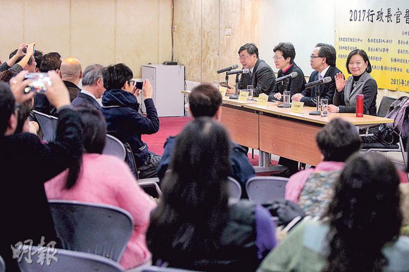 政務司長林鄭月娥(左二)昨傍晚出席一個閉門政改研討會,聽取專業和高等教育界別等人士的意見。有份參與的經民聯立法會議員梁美芬(右一)在會後引述林太說,由於時間緊迫,不容許亦沒有空間增加提名委員會選民人數,或改變組成結構,否則有可能會令本身支持現有政改方向的人轉為不支持。 (李澤彤攝) 政務司長林鄭月娥(左二)昨傍晚出席一個閉門政改研討會,聽取專業和高等教育界別等人士的意見。有份參與的經民聯立法會議員梁美芬(右一)在會後引述林太說,由於時間緊迫,不容許亦沒有空間增加提名委員會選民人數,或改變組成結構,否則有可能會令本身支持現有政改方向的人轉為不支持。 (李澤彤攝)
