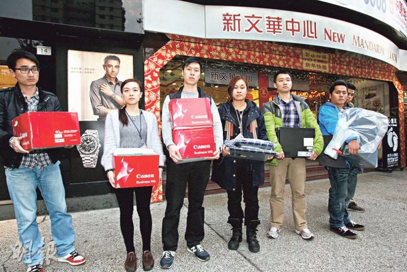 警方商業罪案調查科探員早前派臥底到尖東新文華中心調查,發現涉案的拍賣網站疑涉詐騙,昨日採取行動拘捕5名男女,行動中檢走大批證物。(伍浦鋒攝) 警方商業罪案調查科探員早前派臥底到尖東新文華中心調查,發現涉案的拍賣網站疑涉詐騙,昨日採取行動拘捕5名男女,行動中檢走大批證物。(伍浦鋒攝)