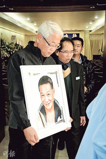 何家駒胞弟捧着何家駒的遺照離開靈堂。(攝影/記者:梁榮達)曹查理透露何家駒生前有百多萬元存款及一名內地女朋友。(攝影/記者:梁榮達) 何家駒胞弟捧着何家駒的遺照離開靈堂。(攝影/記者:梁榮達)曹查理透露何家駒生前有百多萬元存款及一名內地女朋友。(攝影/記者:梁榮達)