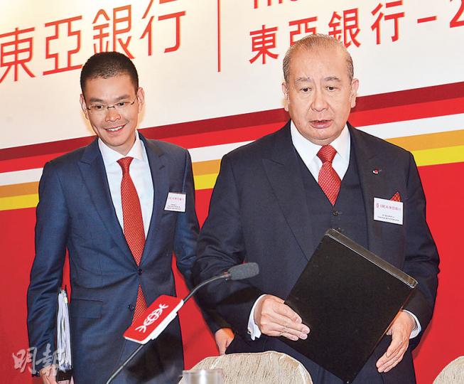 執行董事兼副行政總裁李民橋(左)預期,今年的信貸成本仍會上升,壞帳仍會陸續浮現,淨息差仍會受壓。圖右為李民橋父親、東亞銀行主席李國寶。(劉焌陶攝) 執行董事兼副行政總裁李民橋(左)預期,今年的信貸成本仍會上升,壞帳仍會陸續浮現,淨息差仍會受壓。圖右為李民橋父親、東亞銀行主席李國寶。(劉焌陶攝)