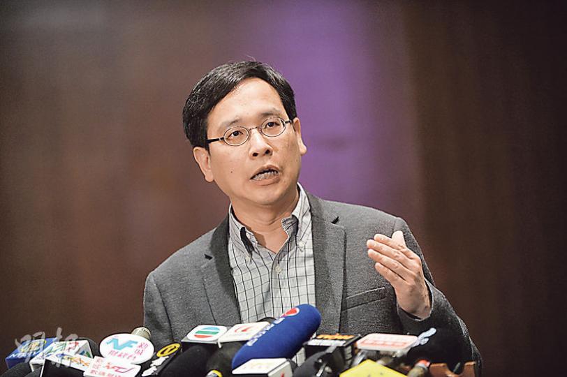 教育界立法會議員葉建源表示,已提出由立法會引用權力及特權法徹查事件。(盧翊銘攝)民主黨黃碧雲(前右)等昨到公民廣場外「吃照肺飯」,諷刺政府涉干預港大委任副校長,要求徹查。(鄧宗弘攝) 教育界立法會議員葉建源表示,已提出由立法會引用權力及特權法徹查事件。(盧翊銘攝)民主黨黃碧雲(前右)等昨到公民廣場外「吃照肺飯」,諷刺政府涉干預港大委任副校長,要求徹查。(鄧宗弘攝)