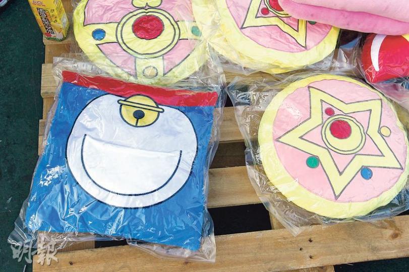 本報昨在維園年宵發現部分產品懷疑侵權,包括疑似「叮噹」百寶袋、美少女戰士變身器的產品,檔主表明沒有向版權持有人申請許可。(李紹昌攝) 本報昨在維園年宵發現部分產品懷疑侵權,包括疑似「叮噹」百寶袋、美少女戰士變身器的產品,檔主表明沒有向版權持有人申請許可。(李紹昌攝)