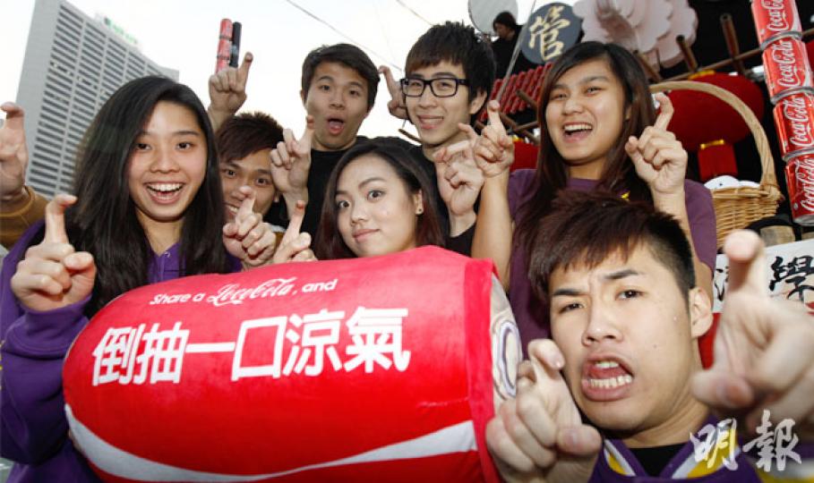 恒生管理學院經濟系學生設攤位「浪漫滿Coke」,售賣可樂罐抱枕,抱枕除印有可樂招牌絲帶圖案,更模仿註冊成商標的「Coca-Cola」的字樣,寫上「Love Cola」,並仿效可口可樂罐上中文語句,分別有特首夫人梁唐青儀的金句「倒抽一口涼氣」、「香港加油」等。可口可樂罐後原有可樂樽形bar code,抱枕則換成「齊陰」女孩外形bar code,原本代表可循環再造的垃圾桶上,則寫上「江華」(下圖)。抱枕暫未定價,料每個售140至150元。(李紹昌攝)浸大會計系學生模仿可樂罐圖案的抱枕,當中有可口可樂 恒生管理學院經濟系學生設攤位「浪漫滿Coke」,售賣可樂罐抱枕,抱枕除印有可樂招牌絲帶圖案,更模仿註冊成商標的「Coca-Cola」的字樣,寫上「Love Cola」,並仿效可口可樂罐上中文語句,分別有特首夫人梁唐青儀的金句「倒抽一口涼氣」、「香港加油」等。可口可樂罐後原有可樂樽形bar code,抱枕則換成「齊陰」女孩外形bar code,原本代表可循環再造的垃圾桶上,則寫上「江華」(下圖)。抱枕暫未定價,料每個售140至150元。(李紹昌攝)浸大會計系學生模仿可樂罐圖案的抱枕,當中有可口可樂