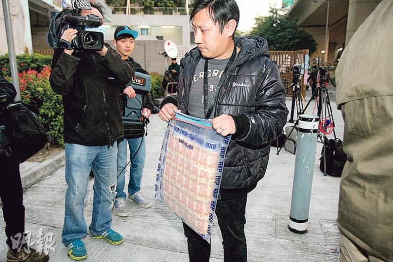 商業罪案調查科搗破由黑幫操控的倫敦金行騙集團,拘捕6男1女,並檢走疑與案有關的22萬元現金。 (伍浦鋒攝) 商業罪案調查科搗破由黑幫操控的倫敦金行騙集團,拘捕6男1女,並檢走疑與案有關的22萬元現金。 (伍浦鋒攝)