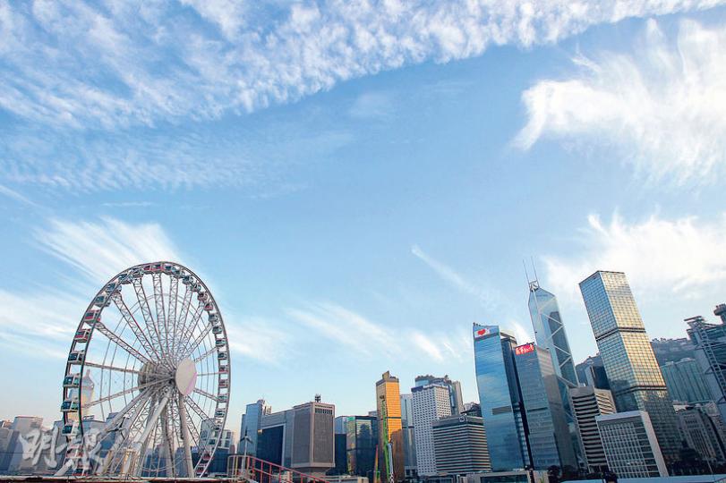 本港昨藍天白雲,吹輕微至和緩東北風,但原來空氣質素並不理想。環保署表示,本港受較強的區域污染影響,空氣中充斥懸浮粒子及二氧化氮,微風不足以吹散污染物,令空氣質素健康指數飈升。(林俊源攝)流感肆虐,加上空氣質素欠佳,不少市民在街上也戴着口罩。(盧翊銘攝) 本港昨藍天白雲,吹輕微至和緩東北風,但原來空氣質素並不理想。環保署表示,本港受較強的區域污染影響,空氣中充斥懸浮粒子及二氧化氮,微風不足以吹散污染物,令空氣質素健康指數飈升。(林俊源攝)流感肆虐,加上空氣質素欠佳,不少市民在街上也戴着口罩。(盧翊銘攝)