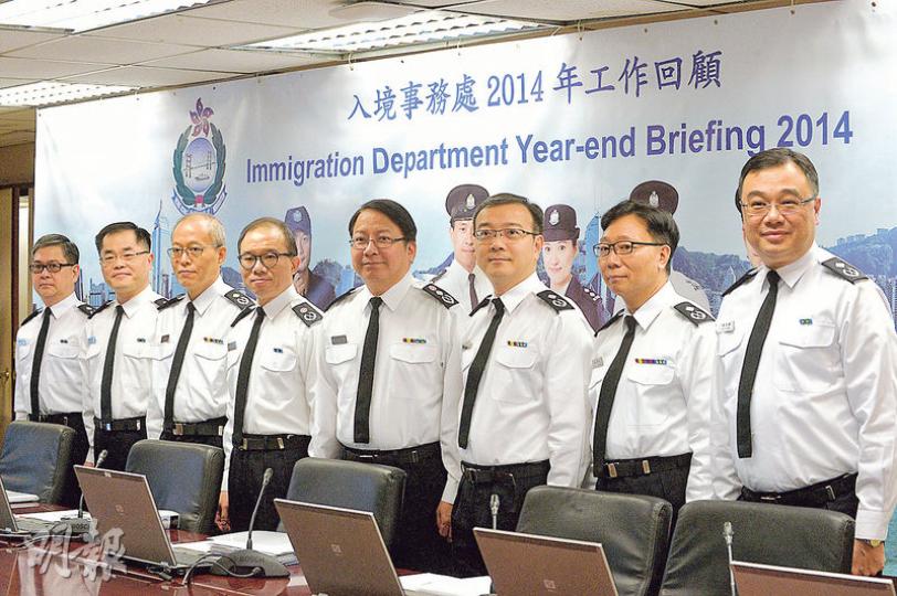 入境處長陳國基(右四)、副處長曾國衛(右五)及6名助理處長昨出席2014年工作回顧新聞發布會。陳國基指越南非法入境者數目有上升趨勢,去年截獲1180人,前年僅424人,上升178%,多經內地偷渡來港,該處未來會加強打擊。(盧翊銘攝) 入境處長陳國基(右四)、副處長曾國衛(右五)及6名助理處長昨出席2014年工作回顧新聞發布會。陳國基指越南非法入境者數目有上升趨勢,去年截獲1180人,前年僅424人,上升178%,多經內地偷渡來港,該處未來會加強打擊。(盧翊銘攝)