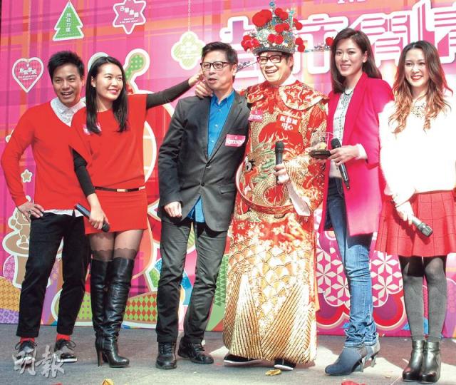安德尊(右三)化身財神與章志文(左起)、宋芝齡、李錦聯、林淑敏及劉彩玉提早向市民拜年,大王更熱情地搭李錦聯膊頭合照。(攝影/記者:林蘊兒) 安德尊(右三)化身財神與章志文(左起)、宋芝齡、李錦聯、林淑敏及劉彩玉提早向市民拜年,大王更熱情地搭李錦聯膊頭合照。(攝影/記者:林蘊兒)
