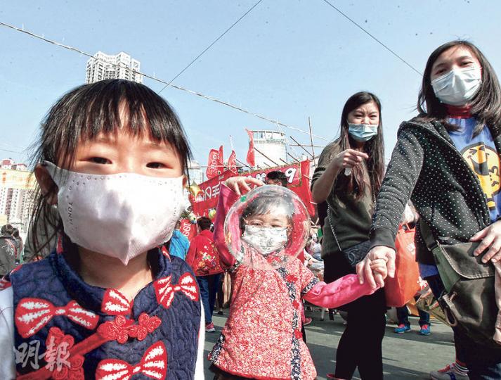 流感肆虐下,有家長帶小孩入維園年宵市場也先戴上口罩,免人多受病毒侵襲。(李紹昌攝) 流感肆虐下,有家長帶小孩入維園年宵市場也先戴上口罩,免人多受病毒侵襲。(李紹昌攝)