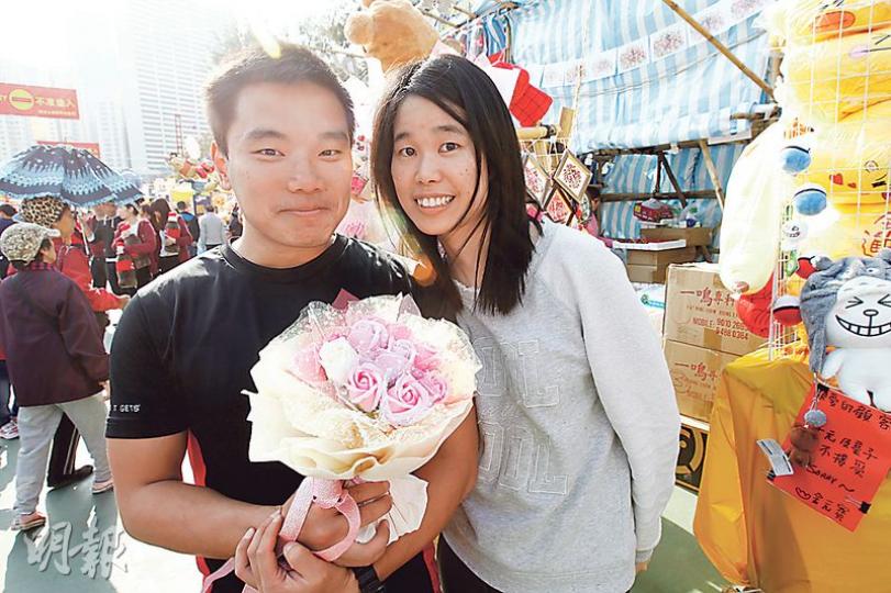 劉先生(左)與女朋友(右)昨「情侶檔」擺檔,他與一班朋友看中情人節商機,主打售賣如真花束一樣的肥皂花束,昨已售出了10多束花及30枝花。(李紹昌攝)今年農曆新年遲來,受2月和暖氣溫影響,有花農指桃花早開,供應量減少兩至三成。(李紹昌攝) 劉先生(左)與女朋友(右)昨「情侶檔」擺檔,他與一班朋友看中情人節商機,主打售賣如真花束一樣的肥皂花束,昨已售出了10多束花及30枝花。(李紹昌攝)今年農曆新年遲來,受2月和暖氣溫影響,有花農指桃花早開,供應量減少兩至三成。(李紹昌攝)