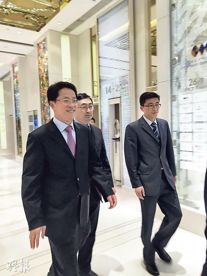 中聯辦主任張曉明(左)昨與港區人代、政協委員進行兩會預備會議,據了解他在會上發言約40分鐘,談及內地發展、港獨及政改議題。他會後無回應傳媒提問。(何曉勤攝) 中聯辦主任張曉明(左)昨與港區人代、政協委員進行兩會預備會議,據了解他在會上發言約40分鐘,談及內地發展、港獨及政改議題。他會後無回應傳媒提問。(何曉勤攝)