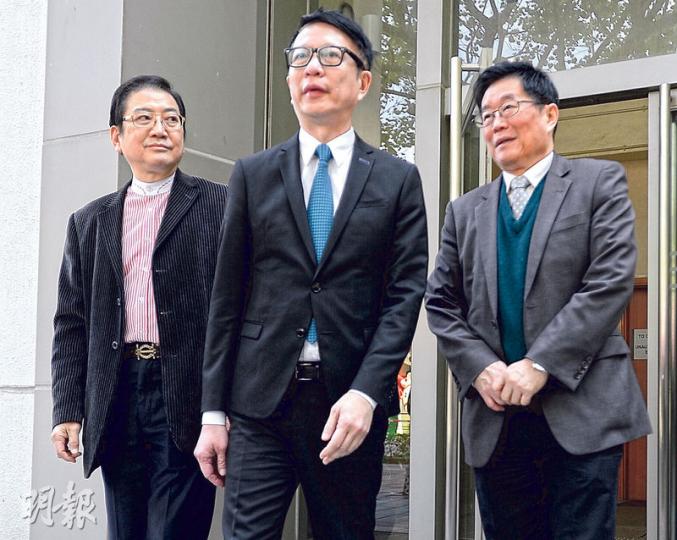 亞視高級副總裁劉瀾昌(右)稱亞視正值生死存亡階段,已藉拍賣農地等籌集資金發薪。執行董事葉家寶(中)否認控罪候審。昨日仍有不少亞洲會成員到庭支持,包括博愛醫院前主席蕭炎坤(左)。(葉家豪攝) 亞視高級副總裁劉瀾昌(右)稱亞視正值生死存亡階段,已藉拍賣農地等籌集資金發薪。執行董事葉家寶(中)否認控罪候審。昨日仍有不少亞洲會成員到庭支持,包括博愛醫院前主席蕭炎坤(左)。(葉家豪攝)