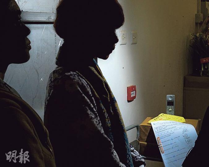 多名家長(圖)向本報投訴,指一間名為「香港青年教育服務中心」的電話補習社銷售手法有問題,包括要求家長購買服務時須即時繳清全年3600元費用,有別於教育局註冊的補習社按月收費的做法,家長計劃今日到警署報警。(葉家豪攝) 多名家長(圖)向本報投訴,指一間名為「香港青年教育服務中心」的電話補習社銷售手法有問題,包括要求家長購買服務時須即時繳清全年3600元費用,有別於教育局註冊的補習社按月收費的做法,家長計劃今日到警署報警。(葉家豪攝)