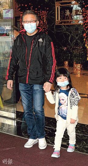 鄭中基父親鄭東漢昨午帶着孫女Emma到醫院探望新抱與孫兒。(攝影/記者﹕林祖傑) 鄭中基父親鄭東漢昨午帶着孫女Emma到醫院探望新抱與孫兒。(攝影/記者﹕林祖傑)