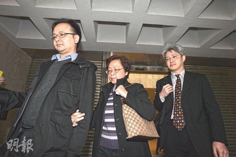 南丫四號船長周志偉的妻子(中)昨到高院旁聽陪審團的裁決,她得悉丈夫部分控罪成立後,一度躲在庭外的小房間哭泣。她其後在男親友陪同下離開高院,沒有回答記者提問。(鄧宗弘攝) 南丫四號船長周志偉的妻子(中)昨到高院旁聽陪審團的裁決,她得悉丈夫部分控罪成立後,一度躲在庭外的小房間哭泣。她其後在男親友陪同下離開高院,沒有回答記者提問。(鄧宗弘攝)