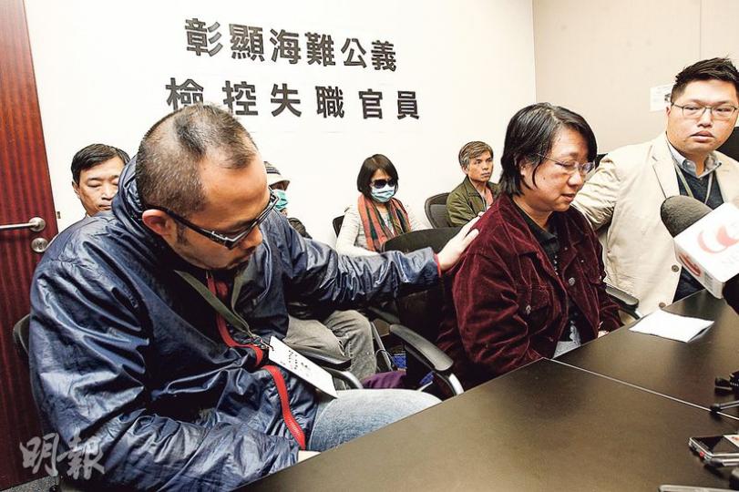 海難中失去胞兄及侄女的徐志盛(左)及失去兒子的古太(中間紅衣者),3年來與其他死者家屬並肩作戰,互相扶持。他們昨日一起出席記者會,古太說到愛兒時一度感觸,徐身同感受,輕拍對方安慰。(李紹昌攝) 海難中失去胞兄及侄女的徐志盛(左)及失去兒子的古太(中間紅衣者),3年來與其他死者家屬並肩作戰,互相扶持。他們昨日一起出席記者會,古太說到愛兒時一度感觸,徐身同感受,輕拍對方安慰。(李紹昌攝)