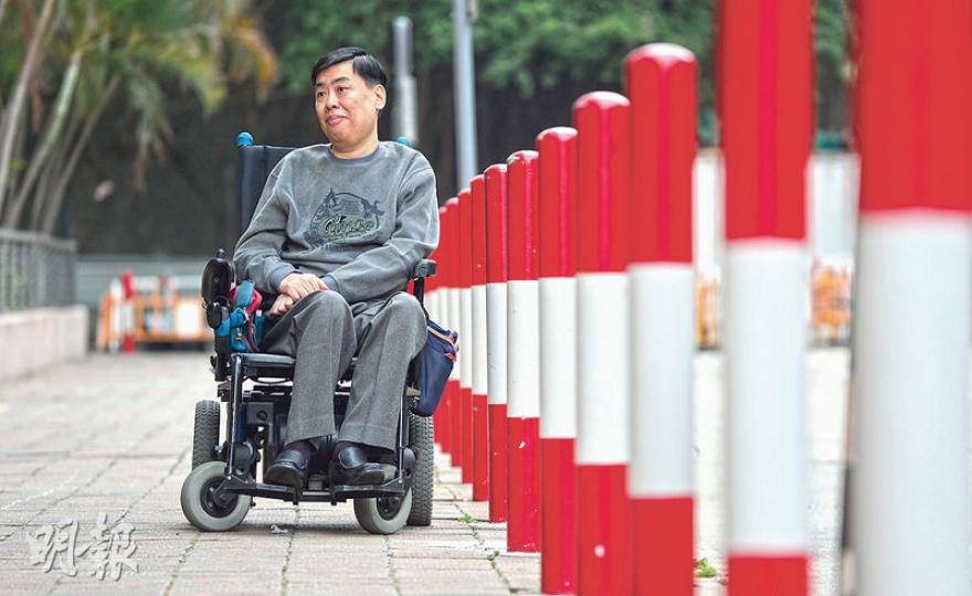 肌健協會會長劉偉明已執掌會長之位多年,內部曾討論找年輕理事擔任接班人,他卻勸年輕理事,說:「若仍有活力,是否應該考慮個人發展的事呢?我們體能有限,不能兼顧太多。」(鄧宗弘攝)肌健協會現時「寄居」復康會在橫頭磡邨的辦公室,新聘職員沒有自己的座位,每日也要「走鬼」,不時要到活動室或大堂辦公。(鄧宗弘攝) 肌健協會會長劉偉明已執掌會長之位多年,內部曾討論找年輕理事擔任接班人,他卻勸年輕理事,說:「若仍有活力,是否應該考慮個人發展的事呢?我們體能有限,不能兼顧太多。」(鄧宗弘攝)肌健協會現時「寄居」復康會在橫頭磡邨的辦公室,新聘職員沒有自己的座位,每日也要「走鬼」,不時要到活動室或大堂辦公。(鄧宗弘攝)