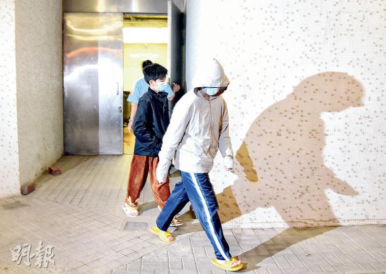 少年(中)誤丟母親的「寶盒」後,由姊姊(前)陪同一起到垃圾房翻垃圾找尋,最終無果,由保安陪同返家。(蔡方山攝) 少年(中)誤丟母親的「寶盒」後,由姊姊(前)陪同一起到垃圾房翻垃圾找尋,最終無果,由保安陪同返家。(蔡方山攝)