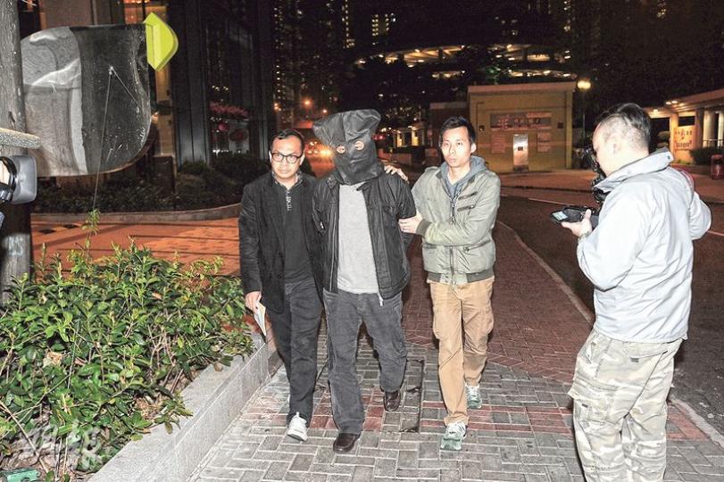 警方破獲網上拍賣網騙案,商罪科探員昨晚將其中一名主腦男子押返其黃大仙現崇山寓所搜查。 (樊銳昌攝) 警方破獲網上拍賣網騙案,商罪科探員昨晚將其中一名主腦男子押返其黃大仙現崇山寓所搜查。 (樊銳昌攝)
