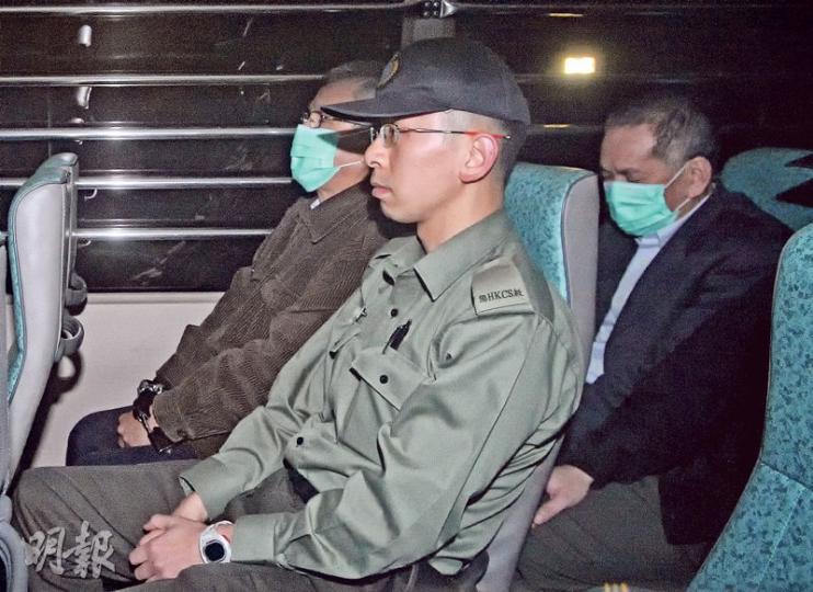 南丫四號船長周志偉(左邊戴口罩者),昨被高院陪審團大比數裁定全部39項誤殺罪名不成立,但危害他人在海上安全罪則裁定罪成。海泰號船長黎細明(右邊戴口罩者),被陪審團大比數裁定全部39項誤殺罪成,並一致裁定他危害他人海上安全罪成。他們被囚車載走,還押等候判刑。(余俊亮攝)周志偉的資深大律師麥高義拒絕回應周會否提出上訴,但透露周於案發後身體和精神方面有問題,需服用多種藥物。(鄧宗弘攝) 南丫四號船長周志偉(左邊戴口罩者),昨被高院陪審團大比數裁定全部39項誤殺罪名不成立,但危害他人在海上安全罪則裁定罪成。海泰號船長黎細明(右邊戴口罩者),被陪審團大比數裁定全部39項誤殺罪成,並一致裁定他危害他人海上安全罪成。他們被囚車載走,還押等候判刑。(余俊亮攝)周志偉的資深大律師麥高義拒絕回應周會否提出上訴,但透露周於案發後身體和精神方面有問題,需服用多種藥物。(鄧宗弘攝)