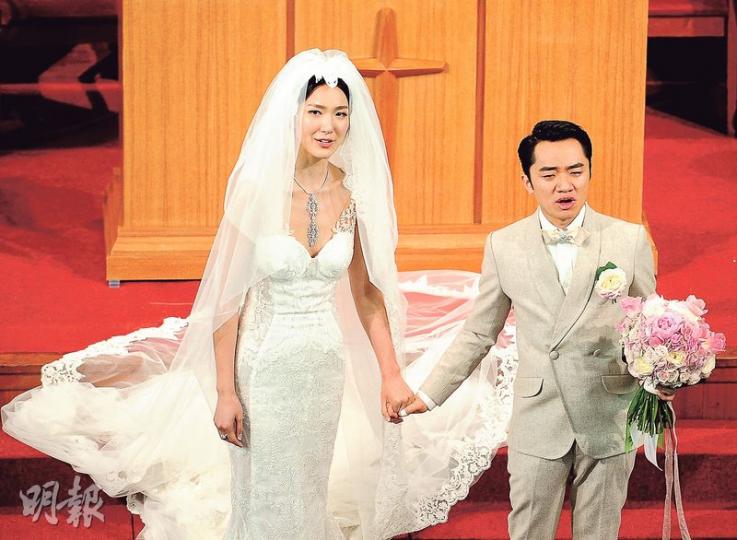 終於抱得美人歸,王祖藍激動得在婚禮上爆喊,比亞男喊得更厲害。(攝影:鍾偉茵)王祖藍與李亞男惜到脷疊脷,甜蜜得旁若無人。(攝影:鍾偉茵)一對新人連環惜惜,咀足6次!(攝影:鍾偉茵) 數度爆喊的祖藍,要用紙巾抹眼淚。(攝影:鍾偉茵)祖藍刻意企高兩級樓梯來個擁吻,讓老婆感受「有靠山」的感覺。(攝影:鍾偉茵)祖藍溫柔地幫太太戴上結婚戒指。(攝影:鍾偉茵)祖藍坦認在籌備婚禮時偶有脾氣,感激媽媽體諒。(攝影:鍾偉茵) 終於抱得美人歸,王祖藍激動得在婚禮上爆喊,比亞男喊得更厲害。(攝影:鍾偉茵)王祖藍與李亞男惜到脷疊脷,甜蜜得旁若無人。(攝影:鍾偉茵)一對新人連環惜惜,咀足6次!(攝影:鍾偉茵) 數度爆喊的祖藍,要用紙巾抹眼淚。(攝影:鍾偉茵)祖藍刻意企高兩級樓梯來個擁吻,讓老婆感受「有靠山」的感覺。(攝影:鍾偉茵)祖藍溫柔地幫太太戴上結婚戒指。(攝影:鍾偉茵)祖藍坦認在籌備婚禮時偶有脾氣,感激媽媽體諒。(攝影:鍾偉茵)