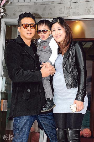 洪天明與老婆周家蔚帶兒子洪大仁來觀禮,洪大仁竟然悶到打喊露。(攝影:鍾偉茵)錢嘉樂抱住萌爆囡囡,與湯盈盈一家三口,賀祖藍新婚。(攝影:鍾偉茵)郭晉安與歐倩怡手拖手,恩愛程度不輸一對新人。(攝影:鍾偉茵)張晉(左起)、蔡少芬、鄺文珣、應德榮、陳美詩及孫耀威,合唱聖詩《全因為你》,祝福祖藍與亞男。(攝影:鍾偉茵) 洪天明與老婆周家蔚帶兒子洪大仁來觀禮,洪大仁竟然悶到打喊露。(攝影:鍾偉茵)錢嘉樂抱住萌爆囡囡,與湯盈盈一家三口,賀祖藍新婚。(攝影:鍾偉茵)郭晉安與歐倩怡手拖手,恩愛程度不輸一對新人。(攝影:鍾偉茵)張晉(左起)、蔡少芬、鄺文珣、應德榮、陳美詩及孫耀威,合唱聖詩《全因為你》,祝福祖藍與亞男。(攝影:鍾偉茵)