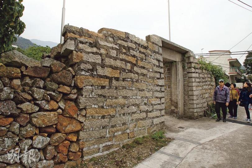 沙螺灣村已有八百年歷史,這個村口,用赤鱲角的石建成圍牆,以前上面種滿劍麻防盜。(林俊源攝)沙螺灣外,不足二百米,就是赤鱲角機場跑道,本來清幽的鄉村,現在遭受噪音滋擾,生態污染也愈來愈嚴重,村民唯有外遷。(林俊源攝)碼頭旁的球場,一般都是處於無人使用的狀態。但在球場新建之前,這裏本來是個沙灘,有需要時,直升機會在此把村民送到醫院。(林俊源攝)把港古廟供奉的把港大王,其實就是洪聖爺。一般漁村只會供奉一個海神,這裏則有兩個守住。(林俊源攝)沙螺灣是宋朝文天祥擁護小皇帝逃難的最後落腳點,這座文氏宗祠,由 沙螺灣村已有八百年歷史,這個村口,用赤鱲角的石建成圍牆,以前上面種滿劍麻防盜。(林俊源攝)沙螺灣外,不足二百米,就是赤鱲角機場跑道,本來清幽的鄉村,現在遭受噪音滋擾,生態污染也愈來愈嚴重,村民唯有外遷。(林俊源攝)碼頭旁的球場,一般都是處於無人使用的狀態。但在球場新建之前,這裏本來是個沙灘,有需要時,直升機會在此把村民送到醫院。(林俊源攝)把港古廟供奉的把港大王,其實就是洪聖爺。一般漁村只會供奉一個海神,這裏則有兩個守住。(林俊源攝)沙螺灣是宋朝文天祥擁護小皇帝逃難的最後落腳點,這座文氏宗祠,由