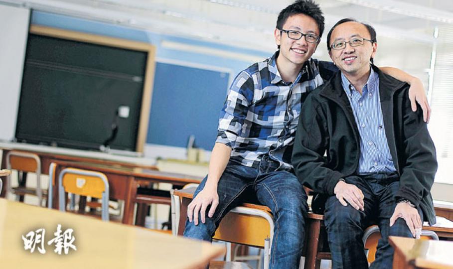 港大法律學院首席講師張達明(右)稱,現時沒什麼可以教導兒子劭朗(左),兩人更似朋友。兒子即將升大學,他自己也像「做完一個大project」,將進入一個新階段。(李澤彤攝) 港大法律學院首席講師張達明(右)稱,現時沒什麼可以教導兒子劭朗(左),兩人更似朋友。兒子即將升大學,他自己也像「做完一個大project」,將進入一個新階段。(李澤彤攝)